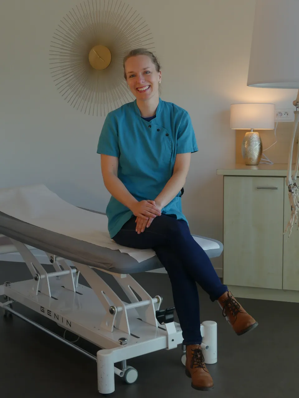 Léa Cartier, ostéopathe, dans son cabinet d'ostéopathie à Rioz (70)