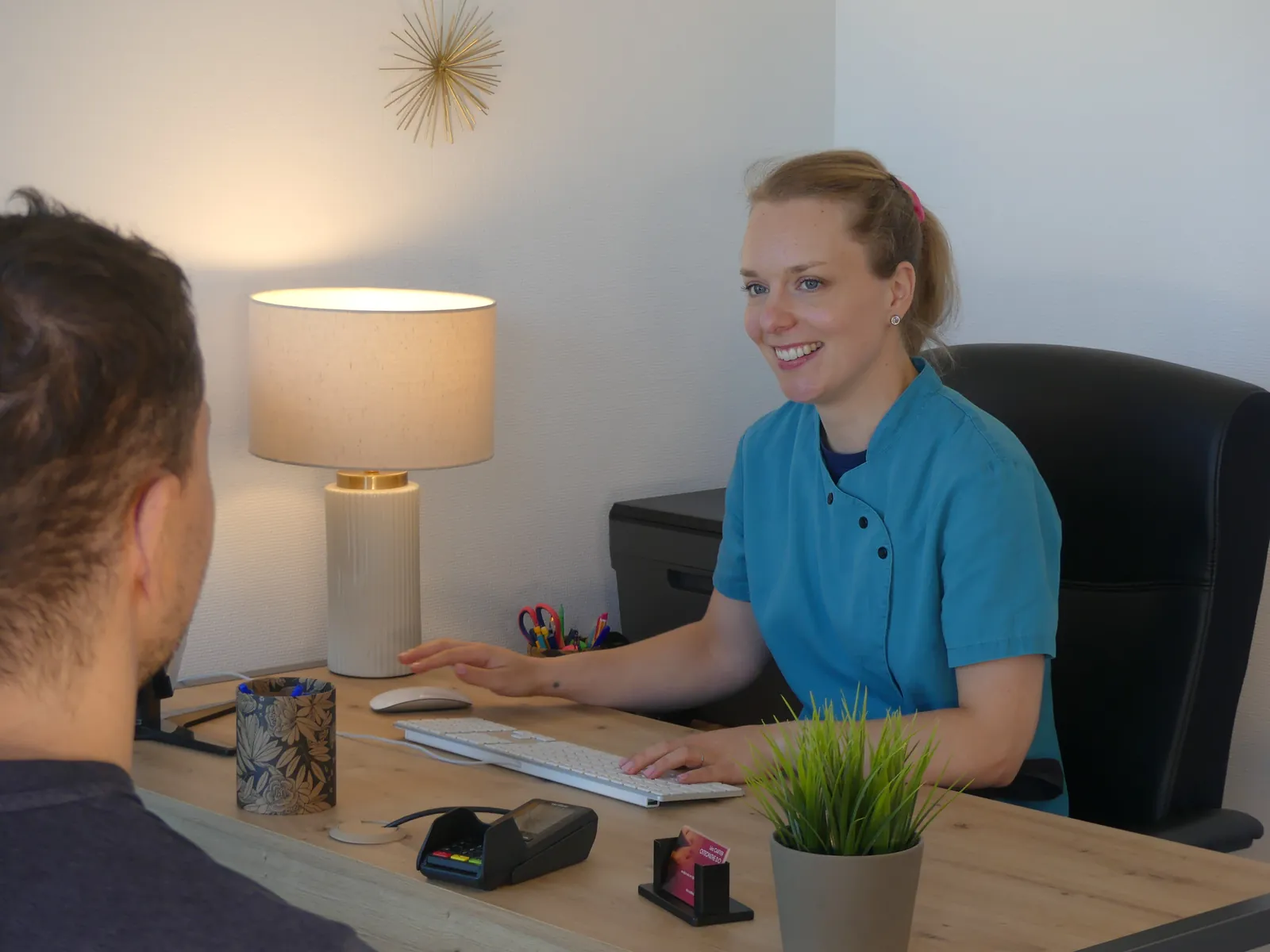 Léa Cartier à son bureau, en échange avec un patient au début d'une consultation